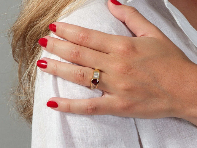 Anillo de oro amarillo, rubí y diamantes 