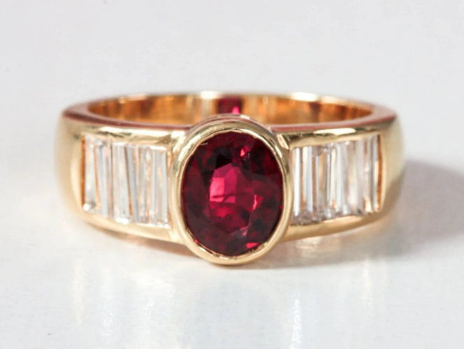 Anillo de oro amarillo, rubí y diamantes 