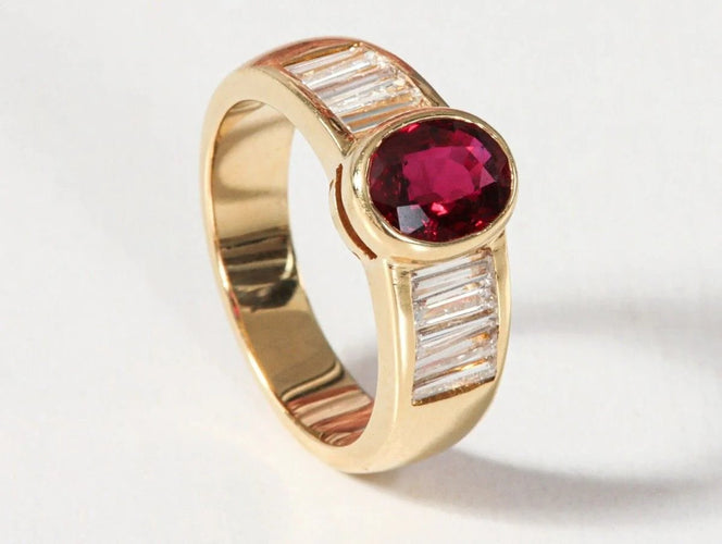 Anillo de oro amarillo, rubí y diamantes 