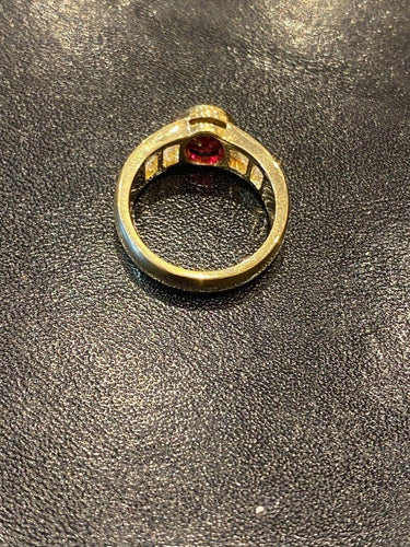 Anillo de oro amarillo, rubí y diamantes 