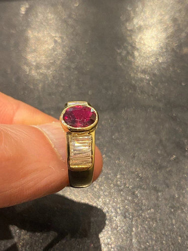 Anillo de oro amarillo, rubí y diamantes 