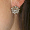 Boucles d'oreilles Boucles d'oreilles fleurs bicolores en or 18 carats et diamants 58 Facettes D362768RR