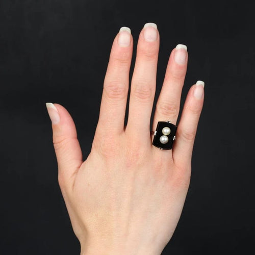 Bague 56 Bague Art déco en or blanc 18 carats, onyx et perles de culture 58 Facettes 24-014