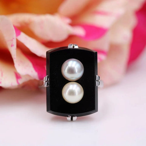 Bague 56 Bague Art déco en or blanc 18 carats, onyx et perles de culture 58 Facettes 24-014