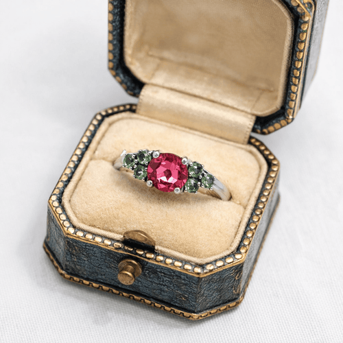 Bague 51 Bague vintage en or blanc 18 carats avec tourmaline ovale et péridots 58 Facettes 50346