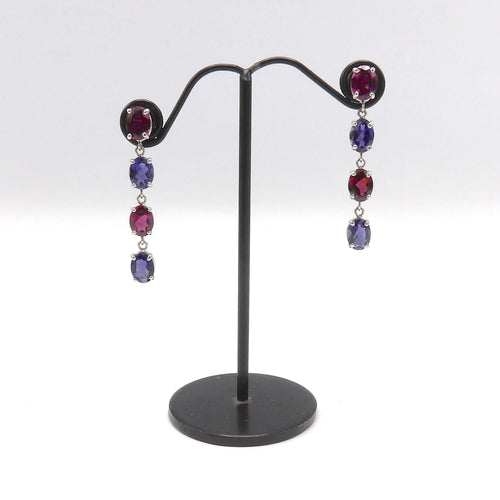 Boucles d'oreilles Signature - Boucles d'oreilles pendantes en or blanc 14K grenats rhodolites et tanzanites 58 Facettes