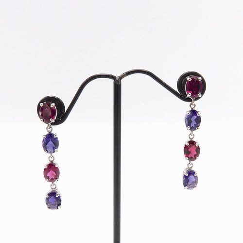 Boucles d'oreilles Signature - Boucles d'oreilles pendantes en or blanc 14K grenats rhodolites et tanzanites 58 Facettes