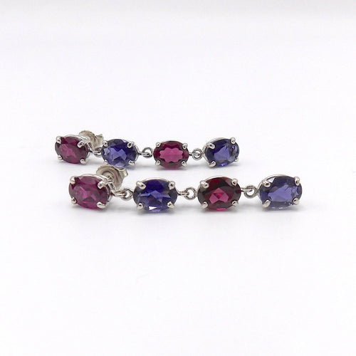 Boucles d'oreilles Signature - Boucles d'oreilles pendantes en or blanc 14K grenats rhodolites et tanzanites 58 Facettes