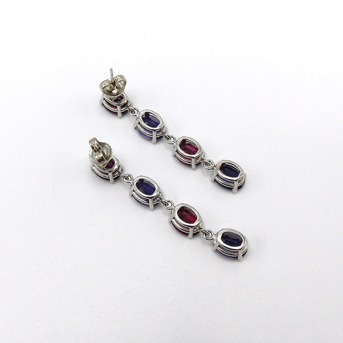 Boucles d'oreilles Signature - Boucles d'oreilles pendantes en or blanc 14K grenats rhodolites et tanzanites 58 Facettes