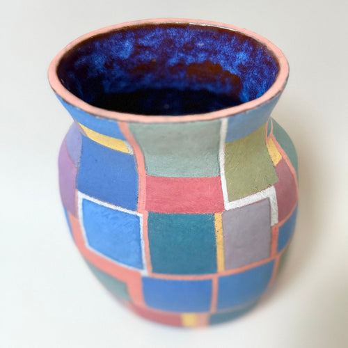 https://cdn.shopify.com/s/files/1/0943/8576/6747/files/vase-ceramique-bleu-vert-orange-vintage.jpg?v=1769531286