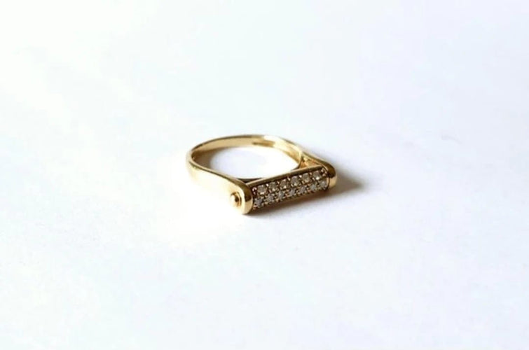 Bague 53 Bague moderniste en or jaune 18k et diamants 58 Facettes