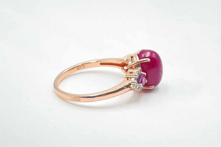 Bague 55 Bague en or rose avec rubis, grenats et diamants 58 Facettes