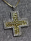 Pendentif Pendentif croix en or blanc, diamants et saphirs jaunes 58 Facettes 1729