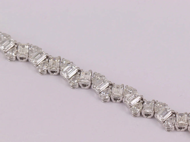 Bracelet Bracelet tennis en or blanc et diamants taille émeraude et poire 58 Facettes 3335