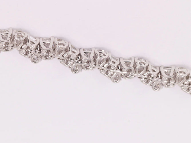 Bracelet Bracelet tennis en or blanc et diamants taille émeraude et poire 58 Facettes 3335