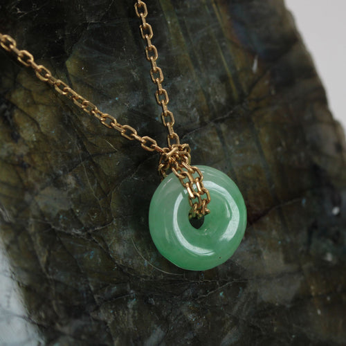 chaine-en-or-et-son-petit-disque-de-jade-p-image-173760-grande.jpg