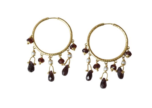 Boucles d'oreilles Boucles d'oreilles créoles en or jaune aux grenats et perles 58 Facettes