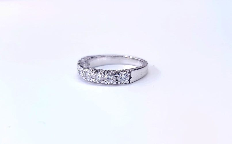 Bague 54 Demi-alliance - Bague en or blanc 18K et diamants 58 Facettes DV-2602.12