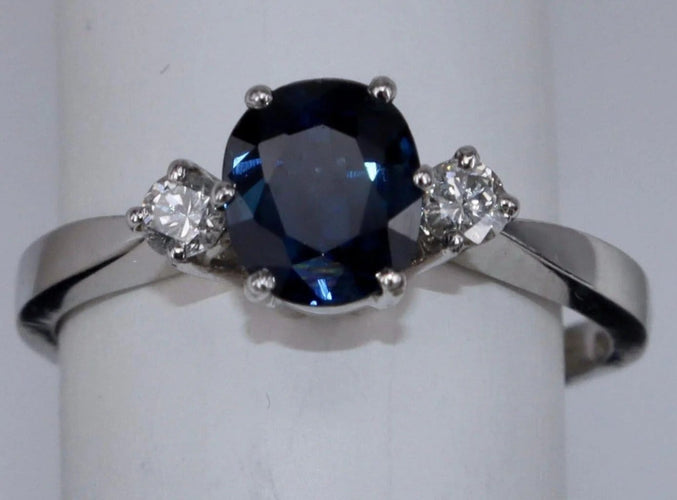Bague 48.5 Bague ovale en or blanc avec saphirs et diamants 58 Facettes BA-148