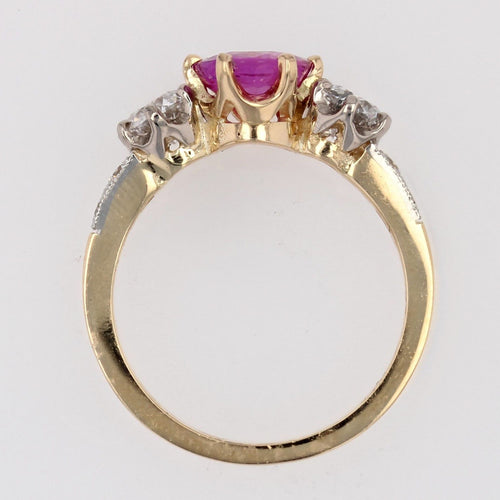 https://www.bijouxbaume.com/upload/image/bague-saphir-rose-et-diamants-or-Platin-p-image-137127-grande.jpg