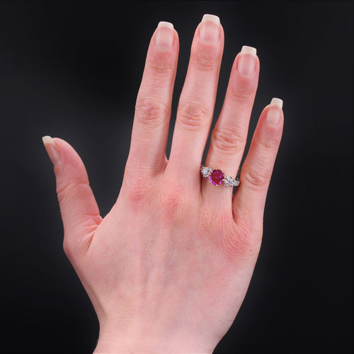 https://www.bijouxbaume.com/upload/image/bague-saphir-rose-et-diamants-or-Platin-p-image-137122-grande.jpg