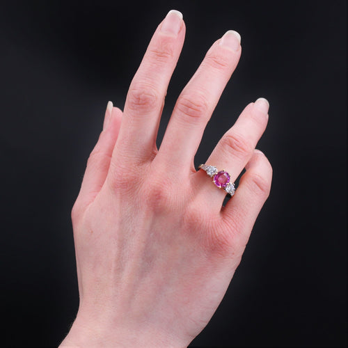 https://www.bijouxbaume.com/upload/image/bague-saphir-rose-et-diamants-or-Platin-p-image-137123-grande.jpg