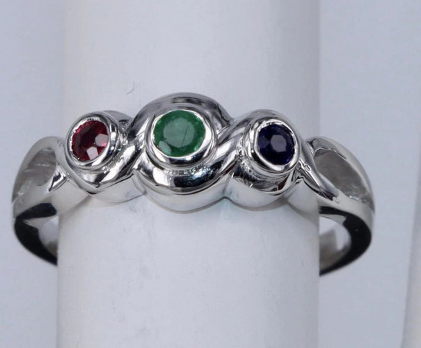 Bague 52 Bague 3 pierres en or blanc, émeraude, rubis et saphir 58 Facettes BA-102