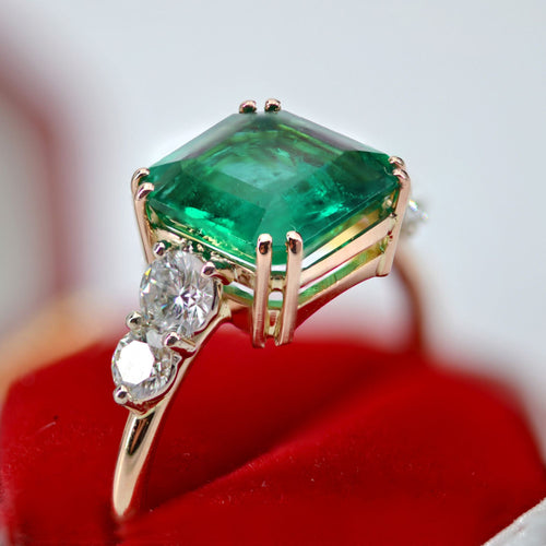 https://www.bijouxbaume.com/upload/image/bague-emeraude-et-diamants-or-rose-p-image-139900-grande.jpg