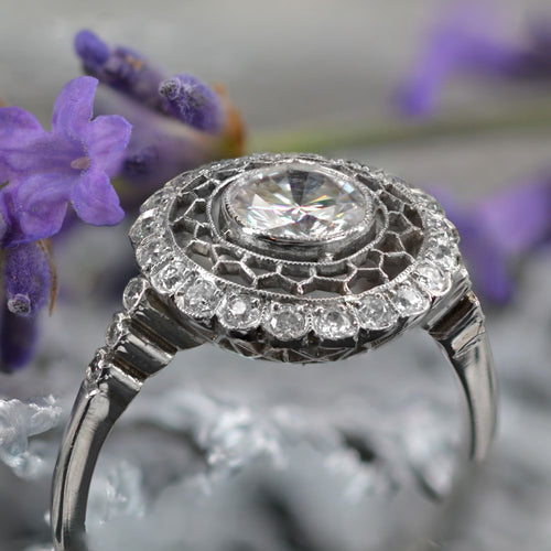 https://www.bijouxbaume.com/upload/image/bague-ronde-dentelle-de-Platina-et-diamants-p-image-172137-grande.jpg