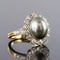 https://www.bijouxbaume.com/upload/image/bague-perle-grise-et-diamants-p-image-87101-grande.jpg