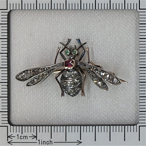 Broche Broche abeille en diamant de la fin de l'époque victorienne, thorax en rubis et yeux en émeraude 58 Facettes 26050-0264