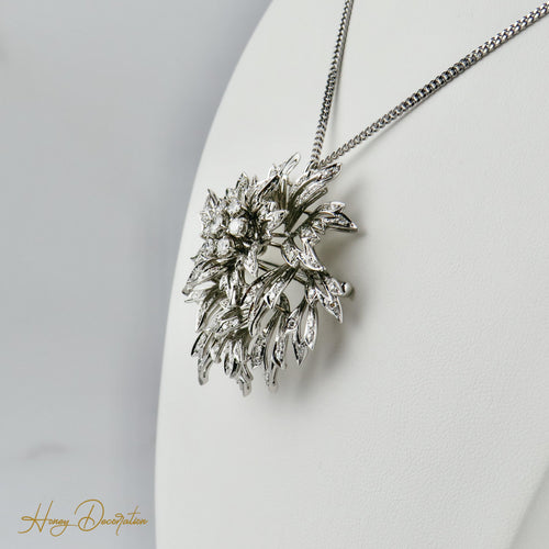 https://cdn.shopify.com/s/files/1/0442/6560/3235/files/luxuriose-broscheanhanger-aus-weissgold-mit-brillanten-honey-decoration-1.jpg?v=1772448011