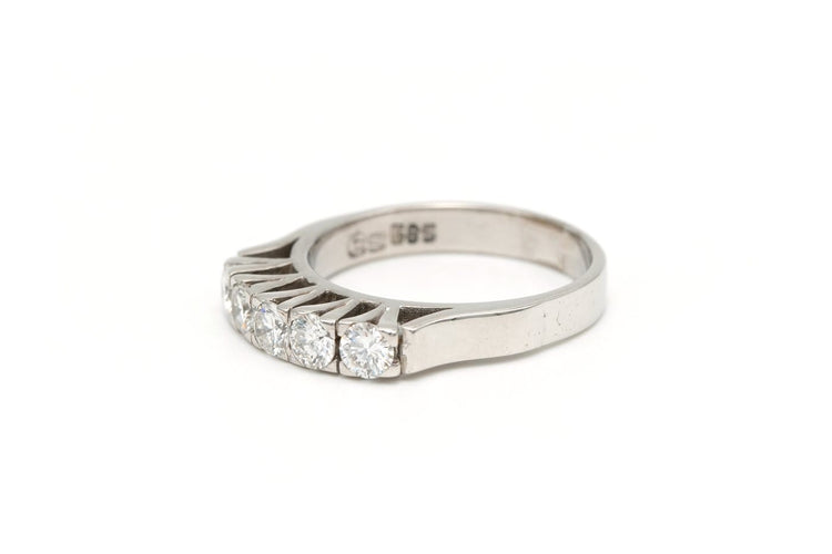 Bague 52 Bague contemporaine en or blanc 14 carats sertie de diamants 58 Facettes 19299