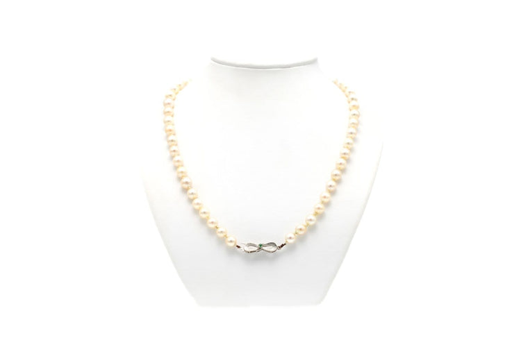 Collier Collier années 70 en or blanc 18 carats, émeraude et perles 58 Facettes B677