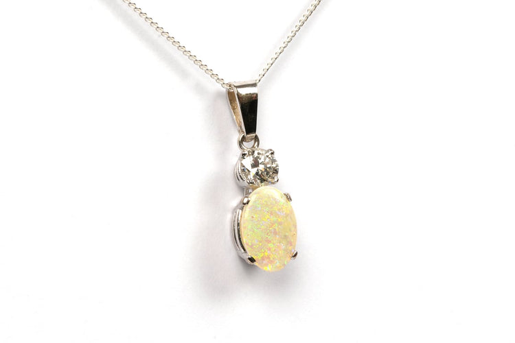 Pendentif Pendentif contemporain serti d’opale et diamant en or blanc 18 carats 58 Facettes 21757