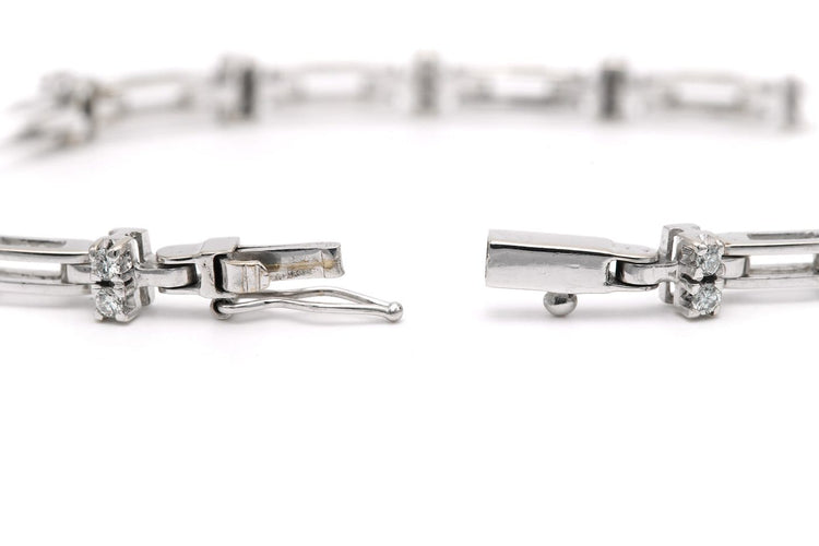 Bracelet Bracelet contemporain en or blanc 18 carats serti de diamants taille brillant (0,84 ct) 58 Facettes B777
