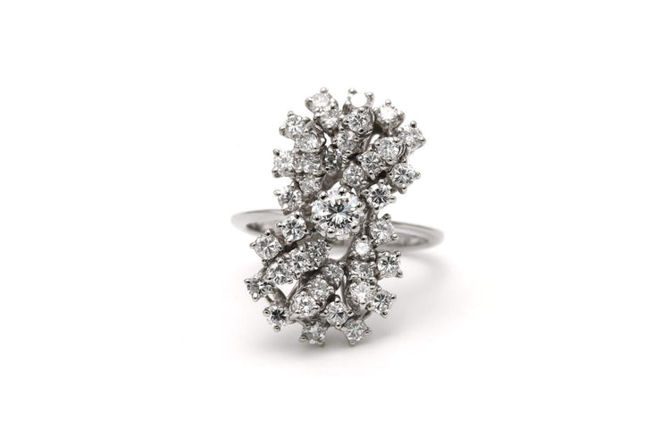 Bague 53 Bague contemporaine en or blanc 18 carats sertie de diamants taille brillant (1,36 ct) 58 Facettes 23009