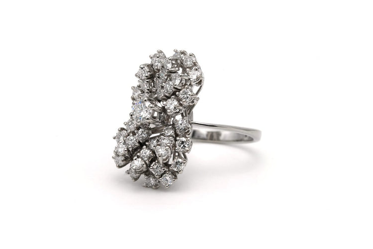 Bague 53 Bague contemporaine en or blanc 18 carats sertie de diamants taille brillant (1,36 ct) 58 Facettes 23009