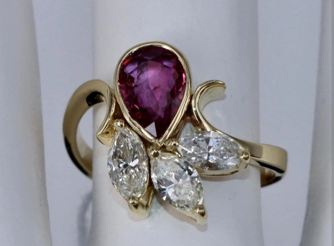 Bague 53 Bague vintage en or jaune avec rubis poire et diamants marquise 58 Facettes BA 113