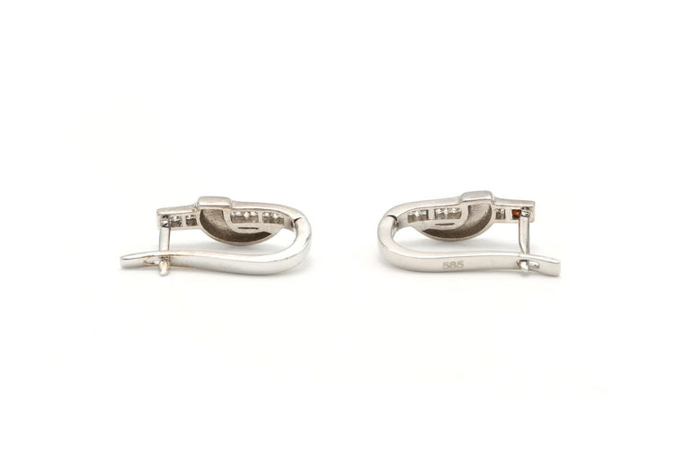 Boucles d'oreilles Boucles d’oreilles contemporaines en or blanc 14 carats et diamants 58 Facettes B624