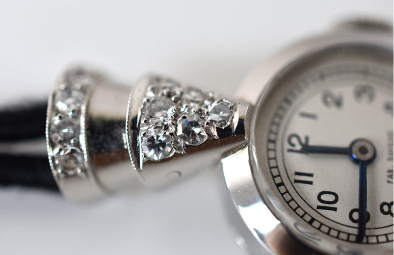 Montre Montre joaillière Art déco - Montre dame en platine 950 et diamants 58 Facettes MNS-100