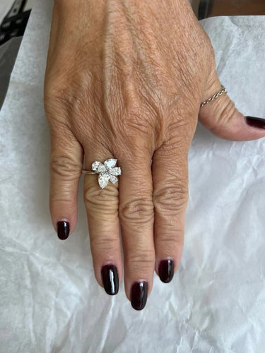 Bague Bague en or blanc 18 carats avec fleur solitaire en diamant 58 Facettes P756