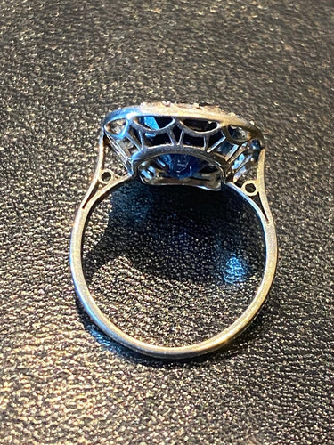 Bague 48 Bague ancienne en or 750 et platine, saphir Verneuil et diamants 58 Facettes LP226
