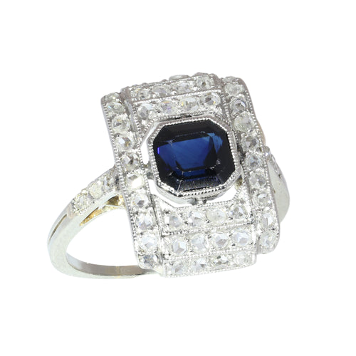 1930 civarı, elli adet gül kesim pırlantayla çevrelenmiş Art Deco safir yüzük.