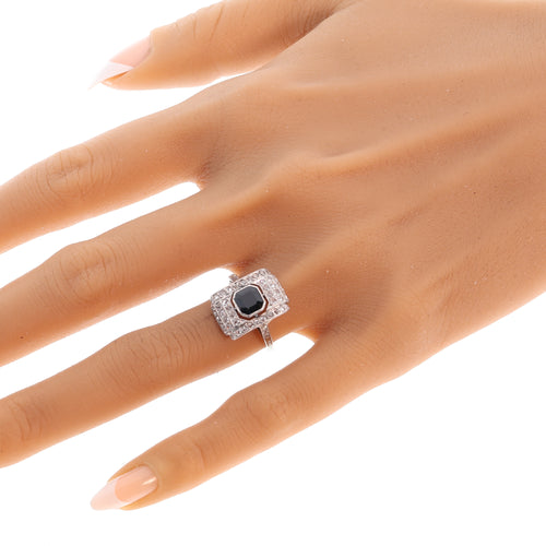 1930 civarı, elli adet gül kesim pırlantayla çevrelenmiş Art Deco safir yüzük.