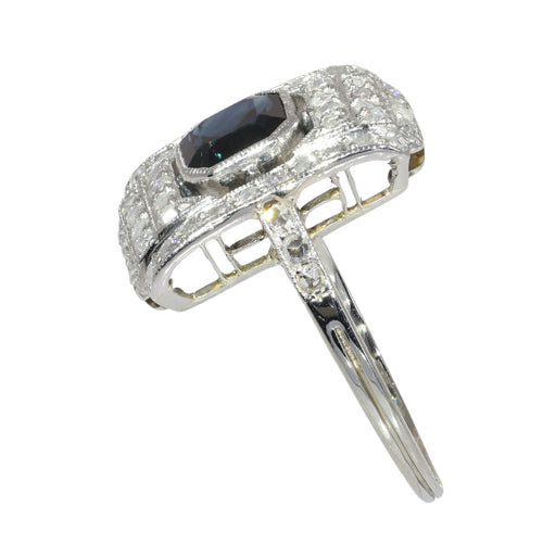 1930 civarı, elli adet gül kesim pırlantayla çevrelenmiş Art Deco safir yüzük.