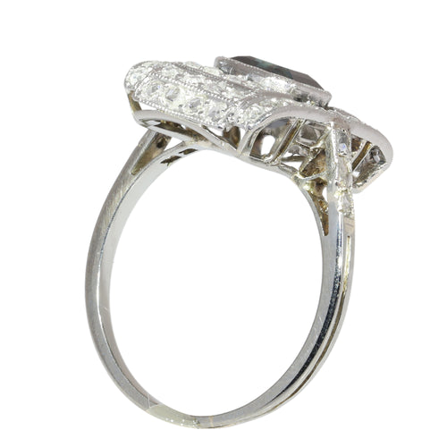 1930 civarı, elli adet gül kesim pırlantayla çevrelenmiş Art Deco safir yüzük.