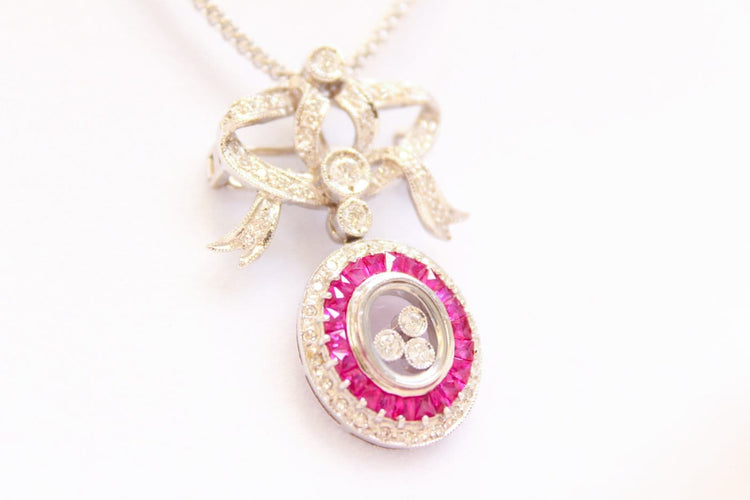 Collier Collier avec pendentif-broche nœud pavé de diamants et rubis 58 Facettes MT240099