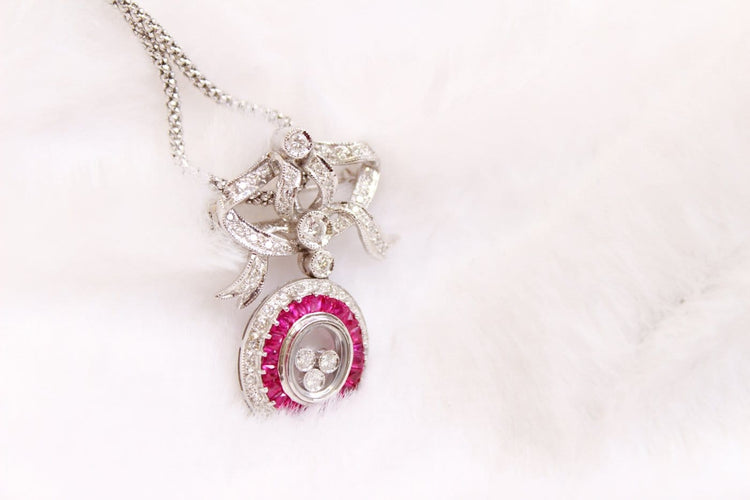 Collier Collier avec pendentif-broche nœud pavé de diamants et rubis 58 Facettes MT240099