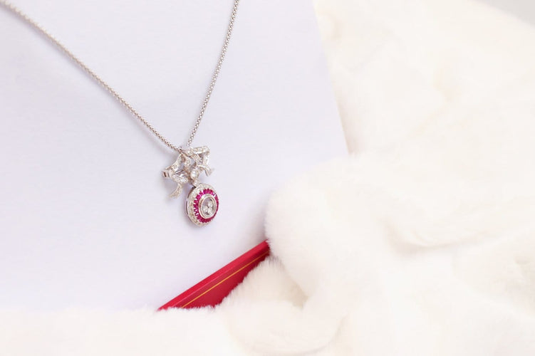 Collier Collier avec pendentif-broche nœud pavé de diamants et rubis 58 Facettes MT240099